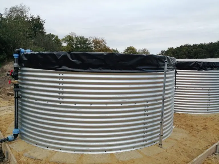 Citerne de stockage d'eau en tôle sur une exploitation