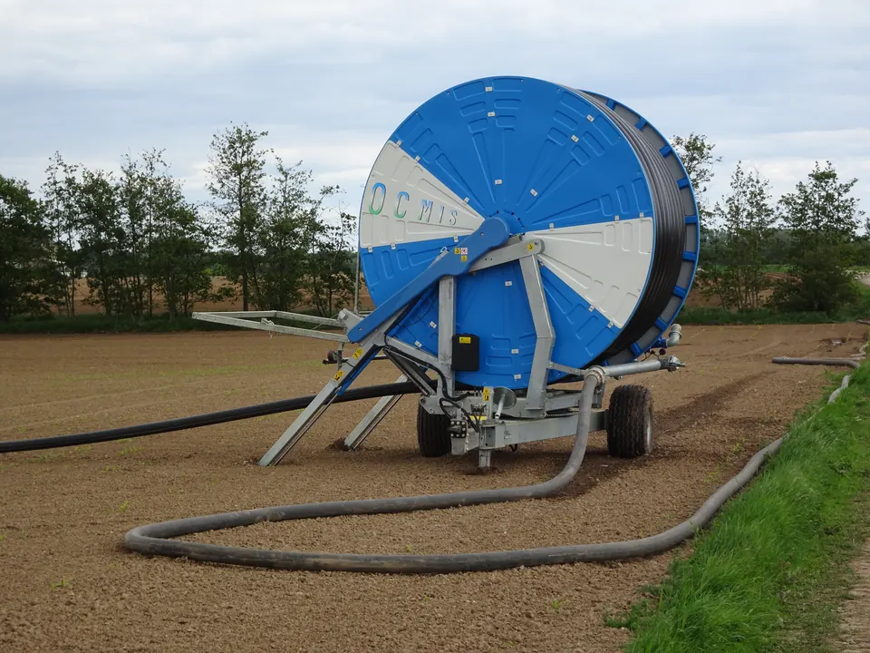 Enrouleur d'irrigation stationné en bordure de parcelle