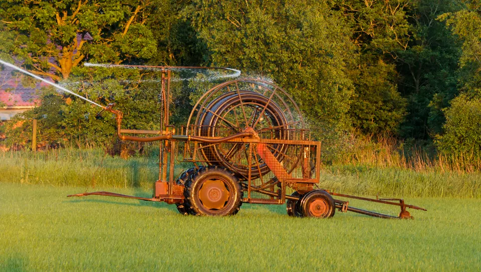 Enrouleur et canon d'irrigation dans la lumière du matin